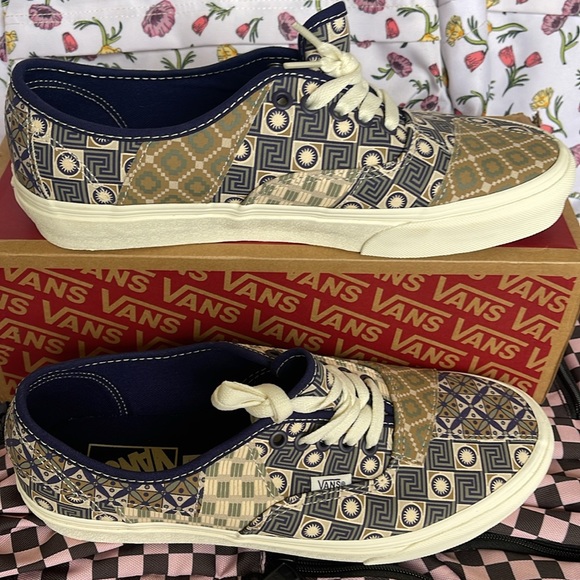 Vans Men’s Authentic Patchwork 
Geo Trek Navy
VN0A7Q4ONVY
Sneakers - Picture 2 of 16